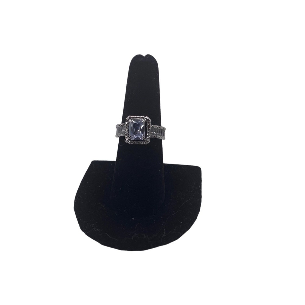 Women's Fashion Jewelry Ring Size 7 Metal W/ White Center‎ Stone Elegant Style